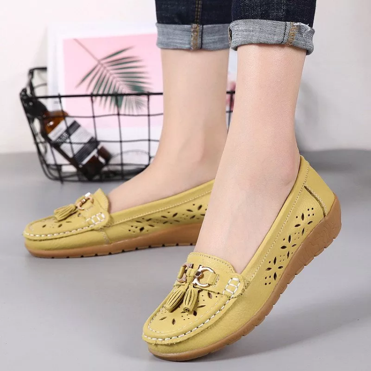 Women’s Slip-On Moccasin Shoes with Rounded Toe and Tassel Detail