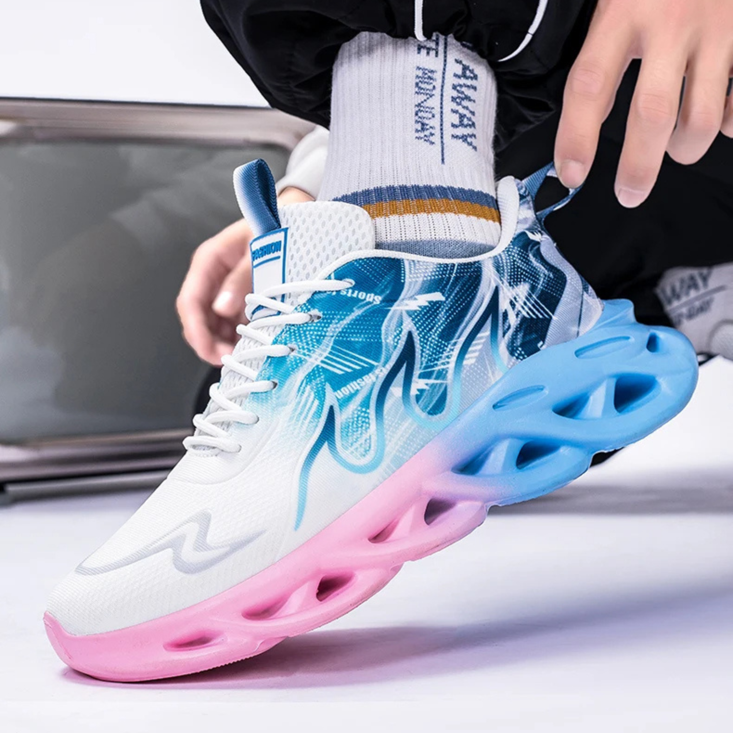Men's Low Top Sneakers - Lace-Up Mesh Upper - Blade Sole Unit