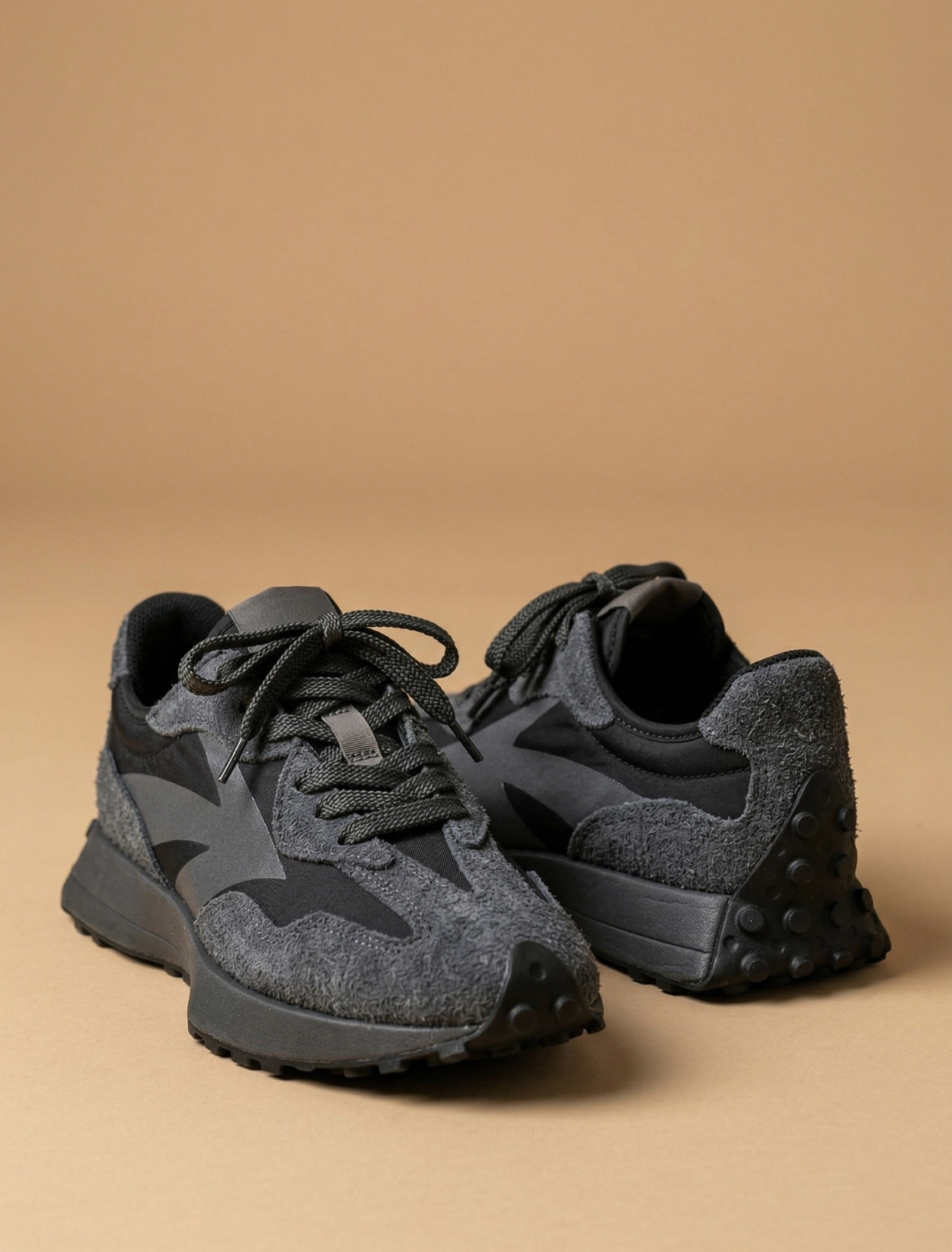 Men’s Retro Style Sneakers – Lace-Up Casual Shoes with Textured Upper