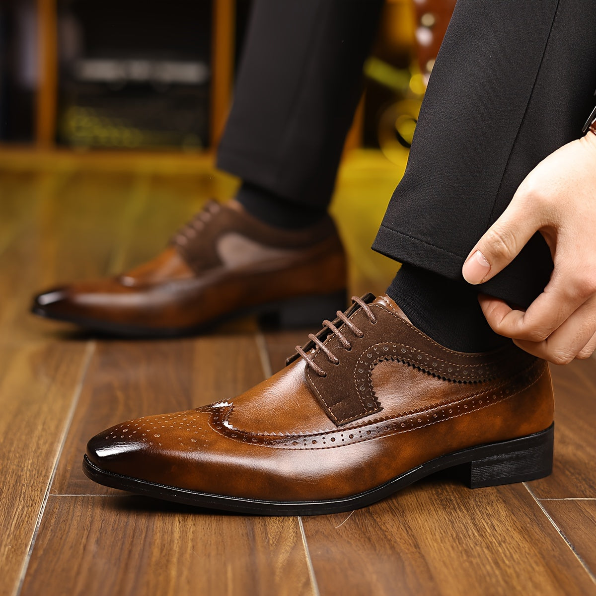 Men’s Wingtip Brogue Oxford Shoes with Lace-Up Closure and Rounded Toe