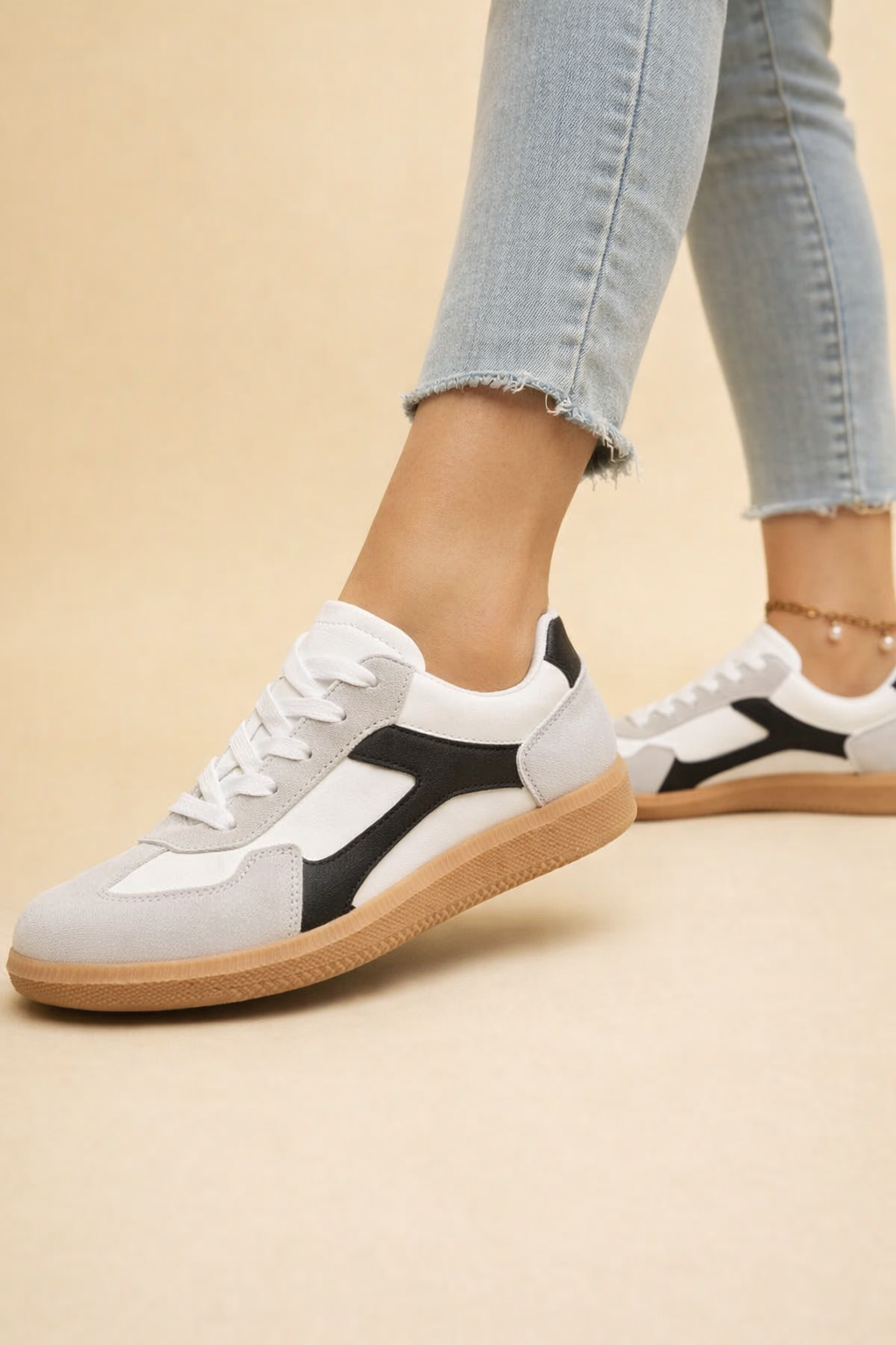 Women's Low-Top Sneakers Lace-Up Round Toe Gum Sole Mixed Panel