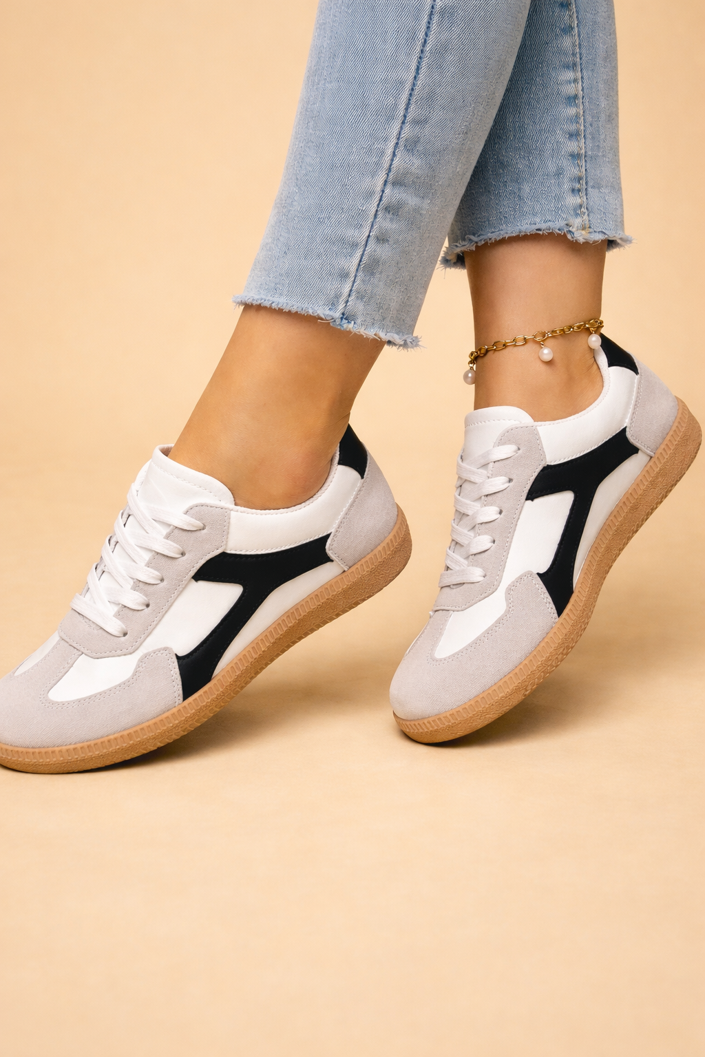 Women's Low-Top Sneakers Lace-Up Round Toe Gum Sole Mixed Panel