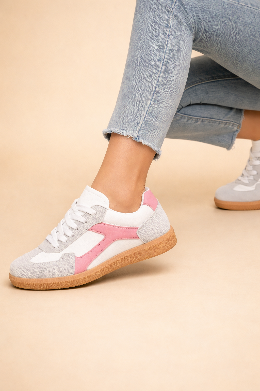 Women's Low-Top Sneakers Lace-Up Round Toe Gum Sole Mixed Panel